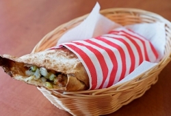 Burrito - wołowe z wołowym mięsem mielonym, czerwoną fasolą, czerwoną papryką, cebulą smażoną, i dodatkowo pomidorem, cebulą i ogórkiem konserwowoym, zawiniętymi w pszenny placek tortilla