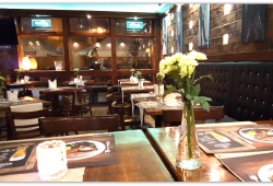 Specjalnością Gramoffonu są pyszne steki, żeberka i burgery, a także rzadko spotykane w innych lokalach dania kuchni staropolskiej w nowoczesnej odsłonie