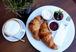 Przykład śniadania na słodko w Broadway Cafe: 2 świeże croissanty z serkiem, domowym dżemem i świeżymi owocami