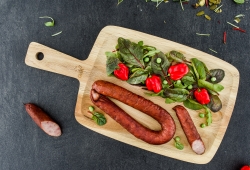 Kiełbasa ze spichlerza drobiowa: 100g produktu otrzymano ze 133g mięsa, w tym: 99g mięsa z kurczaka + 34g mięsa z indyka, wędzona naturalnie drewnem olchowo-bukowym