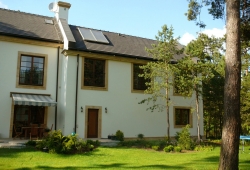 Elewacje domu pod Warszawą w stylu francuskim.