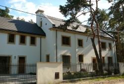 Elewacje domu pod Warszawą w stylu francuskim.