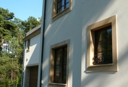 Elewacje domu pod Warszawą w stylu francuskim.