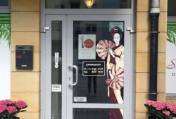 W okolicy jest kilka gabinetów kosmetycznych. Jeśli ujrzysz widok jak na tym zdjęciu to oznacza, że jesteś tuż tuż tego właściwego, w którym zrealizujesz marzenia o pięknym wyglądzie i dobrym samopoczuciu...