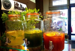 Lemoniada domowej roboty: KLASYCZNA cytrynowa; ENERGETYZUJĄCA pietruszkowa oraz ŁAGODZĄCA OBYCZAJE arbuzowa